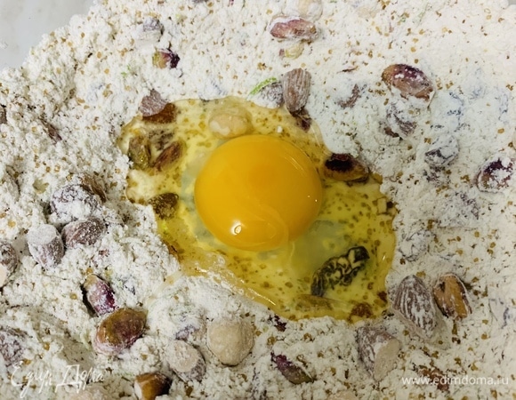 Делаем углубление посередине и вливаем туда яйцо. Для удобства яйцо перед этим можно взбить. Перемешиваем ложкой, затем руками замешиваем мягкое тесто. Если оно будет сильно липнуть к рукам, можно добавить немного муки, но не переборщите, чтобы тесто не получилось тугим.