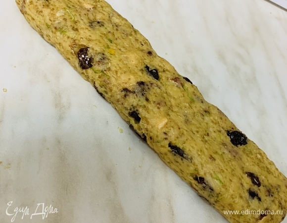Формируем закругленный брусок размером примерно 23 х 5 см и отправляем тесто на противень, покрытый пергаментом. Выпекаем в течение 20–25 минут, пока тесто не станет золотисто-коричневым.