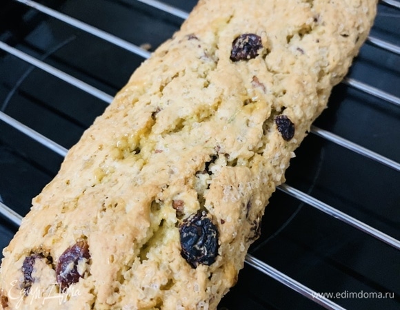 Достаем из духовки и оставляем на решетке, даем остыть в течение 5 минут. Уменьшаем температуру духовки до 140°C.