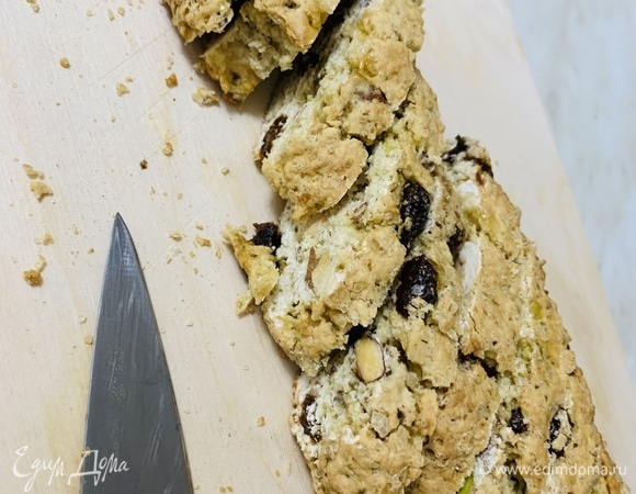 Теплый брусок нарезаем по диагонали на 12–16 ломтиков (количество будет зависеть от толщины ломтика).