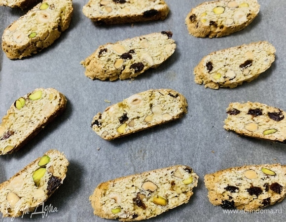 Выкладываем на противень и возвращаем в духовку допекаться до состояния сухарей еще на 15–20 минут при 140°C. На десятой минуте переверните печенье на другой бок. Если хотите, чтобы печенья остались мягкими, тогда 10 минут будет достаточно.