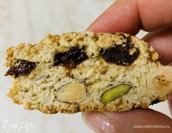 Как только печенье станет золотистым и хрустящим, достаем его из духовки, перекладываем на решетку и даем полностью остыть.