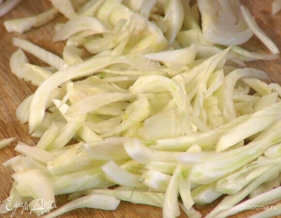 Фенхель тонко нарезать, нежную зелень сохранить.