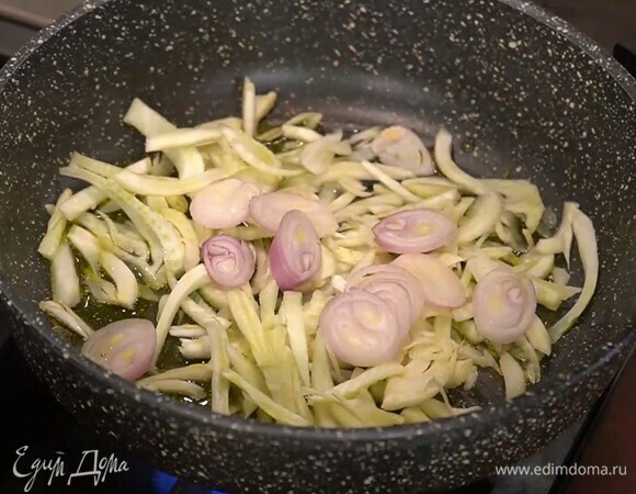 Разогреть в глубокой тяжелой сковороде оливковое масло и немного прогреть фенхель, добавить шалот и чеснок и обжарить, затем слегка посыпать все солью, перцем, паприкой и перемешать.