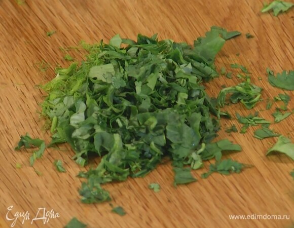 Кинзу и зелень фенхеля мелко порубить.