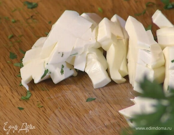 Фету нарезать маленькими кубиками.