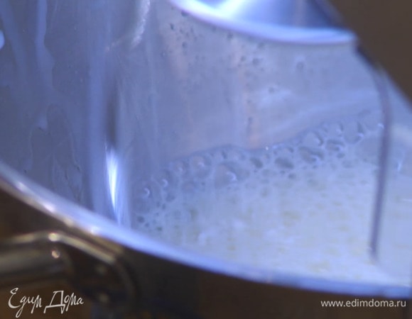 Сахар и яйцо поместить в чашу комбайна, влить растительное масло, теплое молоко и все вымешать.