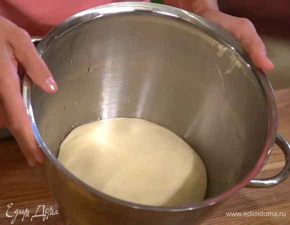 Накрыть посуду с тестом смоченным в горячей воде и хорошо отжатым полотенцем и поместить в теплое место для расстойки.