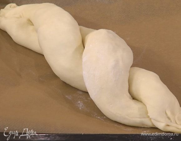 Уложить оба рулета на выстеленный бумагой для выпечки противень, переплести их в косичку и оставить в теплом месте, чтобы тесто еще раз подошло.