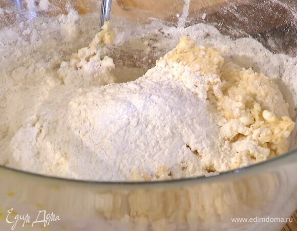 Муку перемешать с разрыхлителем и небольшими порциями всыпать в яичную массу, каждый раз вымешивая ложкой.