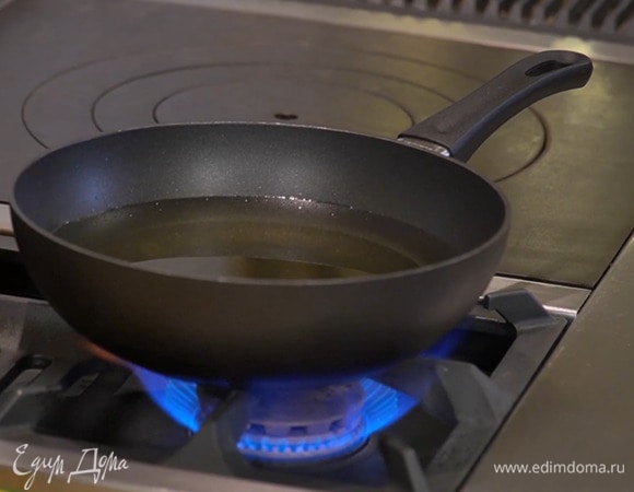 Масло для фритюра разогреть в сковороде вок.