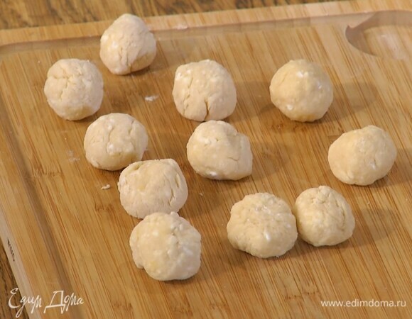 Сформировать из теста тонкую колбаску, нарезать небольшими кусочками и скатать из них шарики.