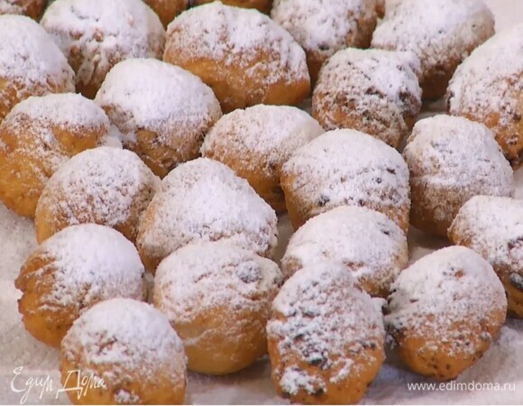 Горячие пончики посыпать сахарной пудрой.