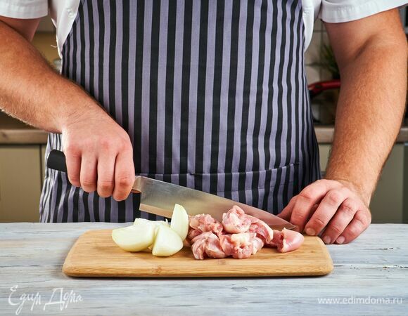 Сначала приготовьте куриный фарш. Подготовьте куриное филе, нарежьте его кусочками, лук очистите и разрежьте на четвертинки.