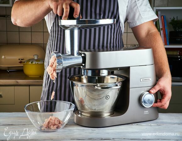 На кухонную машину Kenwood установите насадку-мясорубку. Пропустите куриное филе и лук через мясорубку.