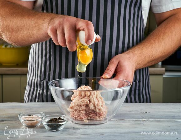 Добавьте в чашу яйцо и специи. Хорошо вымешайте фарш.