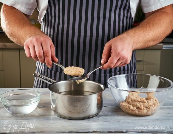 При помощи двух ложек, смоченных в холодной воде, сформируйте кнели. В кастрюле доведите до кипения воду, опустите в нее кнели и варите на среднем огне до готовности.
