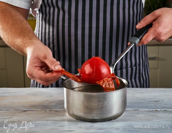 Помидор ошпарьте кипятком, снимите кожицу.