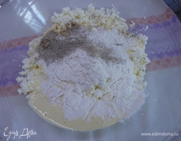 Яичные желтки отделить от белков и взбить с сахаром. Добавить яичную массу к творогу. Сюда же добавить пудинг и ванильный сахар (здесь у меня с натуральной ванилью). Если вы любите творог с крупинками, можно все просто перемешать. Я же или протираю творог через сито или всю эту смесь пробиваю погружным блендером.