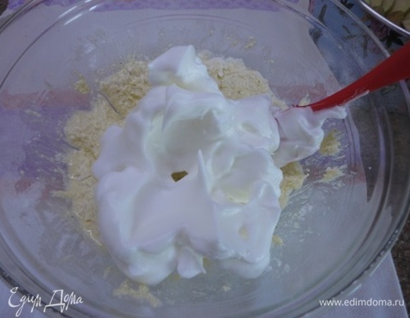 Белки с щепоткой соли взбить до устойчивых пиков и осторожно, но быстро и энергично ввести в основную массу.