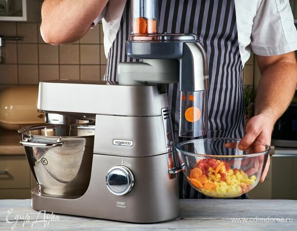 Морковь и лук нарежьте с помощью терки-ломтерезки.