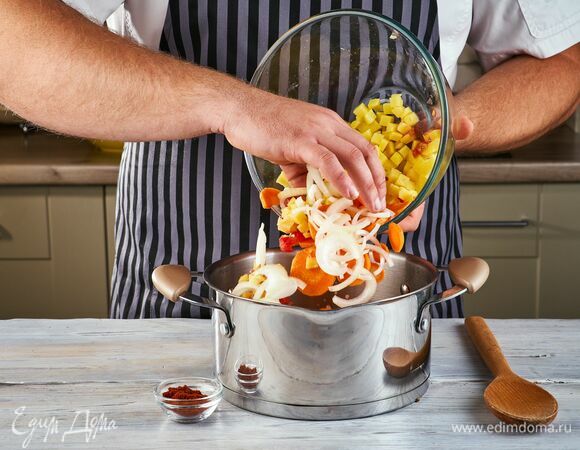 Обжарьте лук, морковь, картофель и помидор на растительном масле. Добавьте паприку и тушите 4 минуты, помешивая.