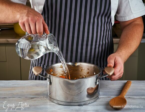 Добавьте 0,5 литра воды, проварите 10 минут.