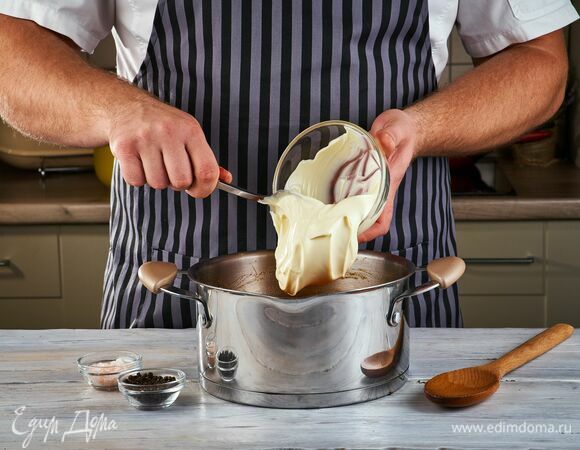 Постепенно порциями добавьте плавленый сливочный сыр, хорошо перемешивая. Посолите, поперчите. Доведите до кипения.