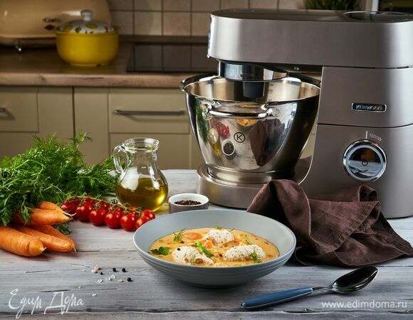 При подаче добавьте кнели и украсьте зеленью.