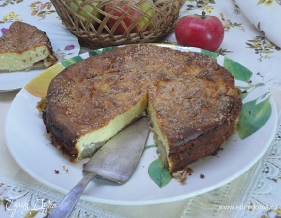 Выпекать 45–50 минут. Как всегда, запеканка прекрасно поднялась, а уже в готовом виде осела. Но на вкусовые качества это не влияет.