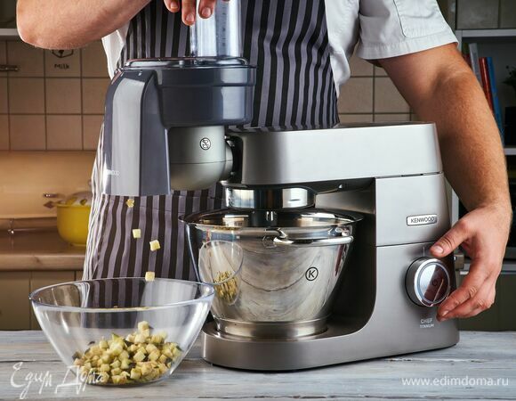 Помидор ошпарьте кипятком, снимите кожицу. С помощью специальной насадки нарежьте кубиками баклажан и помидор.