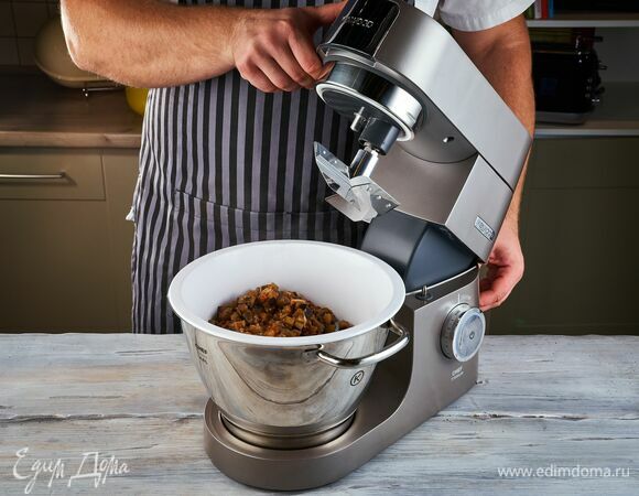 Чтобы сделать томатный соус нежным и однородным, протрите его с помощью кухонной машины Kenwood, установив насадку для протирания.