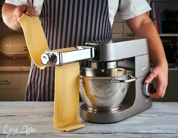Теперь можно приступать к формовке пасты. Установите на кухонную машину Kenwood насадку для маккерони личи. 