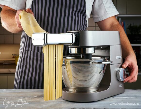 Приготовьте пасту и слегка посыпьте мукой.