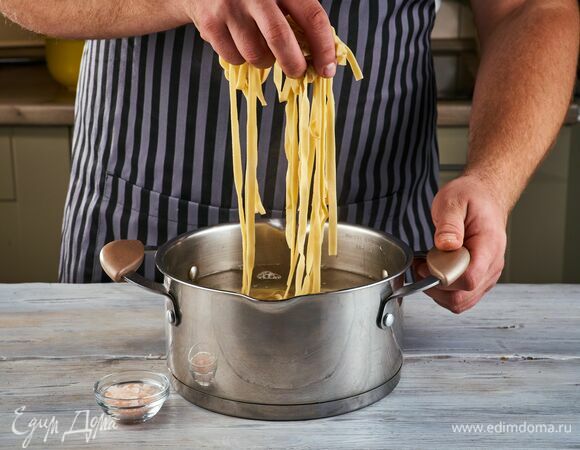 Отварите маккерони в подсоленной воде до состояния альденте.