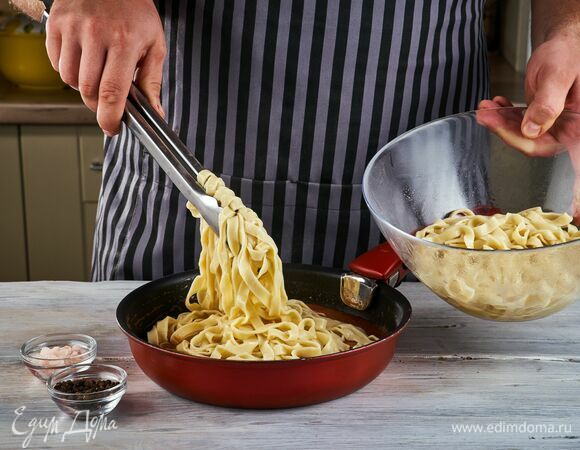 В сковороде прогрейте томатную пасту и лапшу.