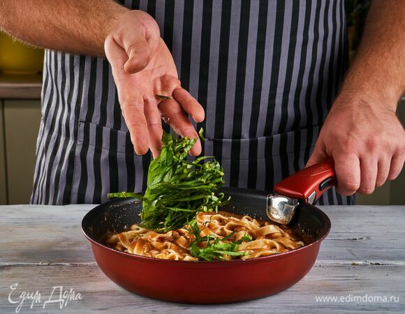 Добавьте рубленый базилик.