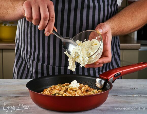 Добавьте рикотту. Все перемешайте.