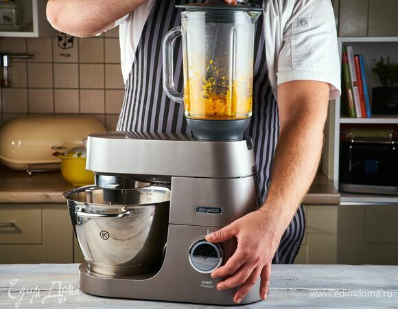Когда тыква будет готова, сделайте из нее пюре с помощью кухонной машины Kenwood. Установите насадку-блендер, поместите в чашу кусочки тыквы и измельчите до однородной консистенции.