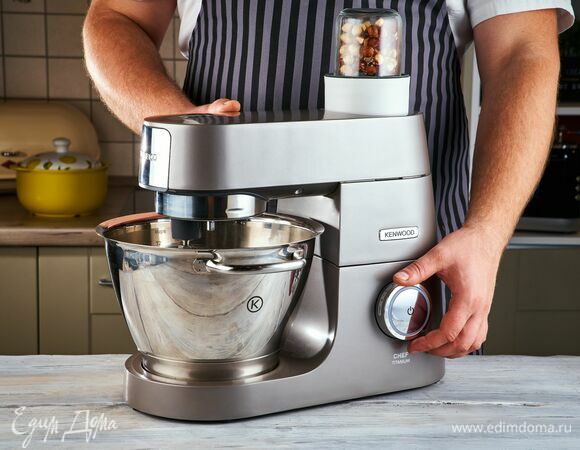 Установите насадку-мультиизмельчитель и измельчите фундук.