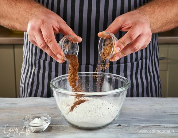 Просейте в миску муку, добавьте корицу, мускатный орех и разрыхлитель. Все тщательно перемешайте.