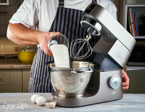 В чаше кухонной машины взбейте венчиком до однородного состояния яйца, сахар и соль.