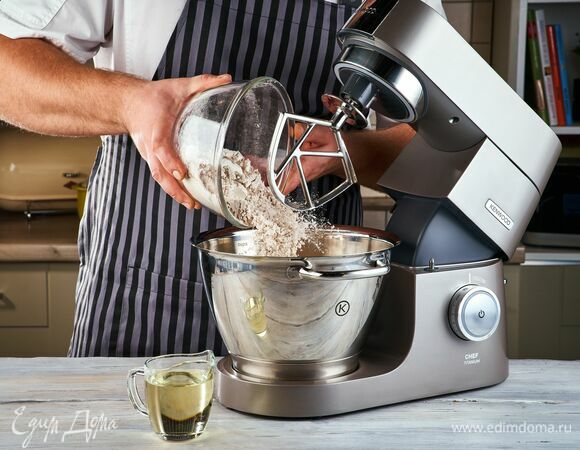 Ко взбитой массе добавьте растительное масло, перемешайте. Затем всыпьте сухие ингредиенты.