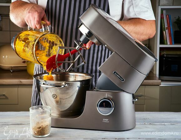 Добавьте тыквенное пюре. Быстро перемешайте в чаше кухонной машины с помощью насадки для смешивания. В последнюю очередь добавьте в массу орехи и перемешайте.