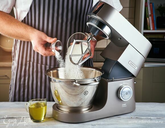 В чаше кухонной машины Kenwood смешайте сахар, ванильный сахар и растительное масло.
