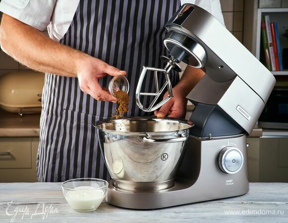 Добавьте сметану и корицу.