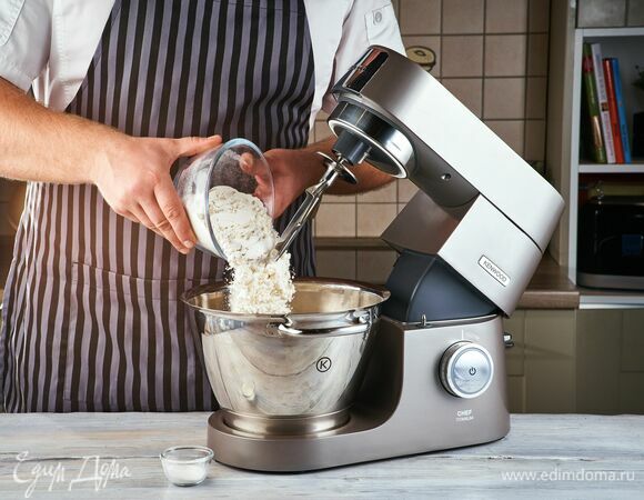 Добавьте муку с разрыхлителем, перемешайте с помощью насадки для смешивания.