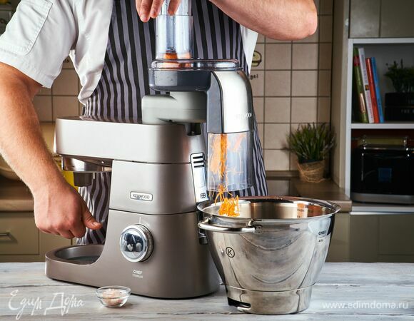 Установите на кухонную машину насадку терка-ломтерезка. И с ее помощью натрите мелко морковь. Добавьте морковь в чашу к тесту, посолите.