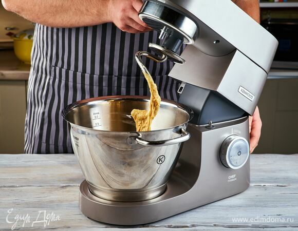 С помощью насадки-крюк замесите тесто. Оно должно получиться очень нежным и слегка липким.