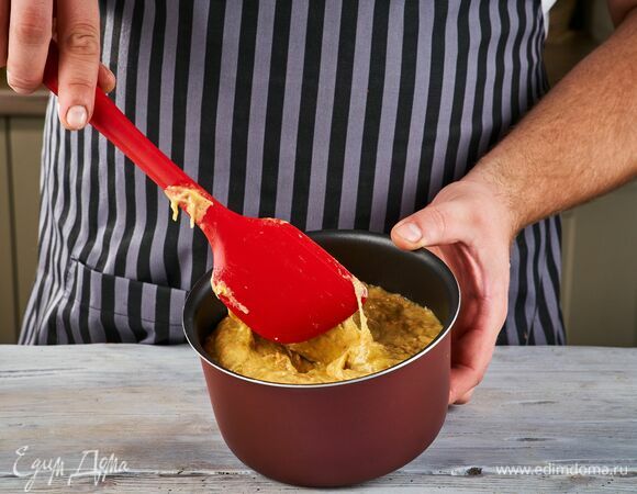 Тесто выложите в форму для кекса. Выпекайте в заранее разогретой до 180°С духовке в течение 40 минут. Проверьте готовность деревянной шпажкой.